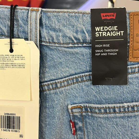NWT Levi’s Wedgie Straight Women’s Jeans Denim Ripped Knee - Picture 9 of 11